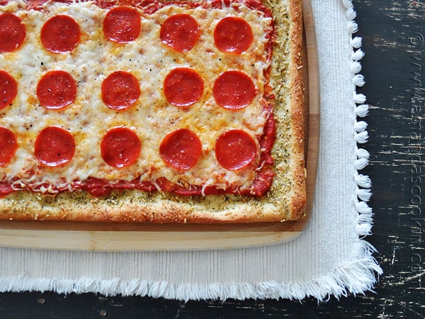 Pizza al pane all'aglio: senza pane all'aglio da AmandasCookin.com @amandaformaro