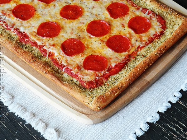 Pizza al pane all'aglio: senza pane all'aglio da AmandasCookin.com @amandaformaro