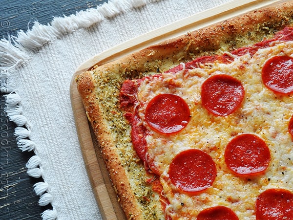 Pizza al pane all'aglio: senza pane all'aglio da AmandasCookin.com @amandaformaro