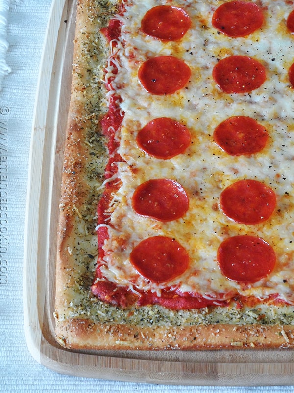 Pizza al pane all'aglio: senza pane all'aglio da AmandasCookin.com @amandaformaro