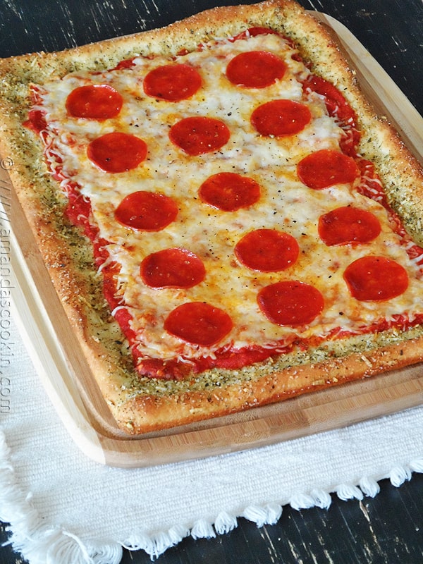 Pizza al pane all'aglio: senza pane all'aglio da AmandasCookin.com @amandaformaro