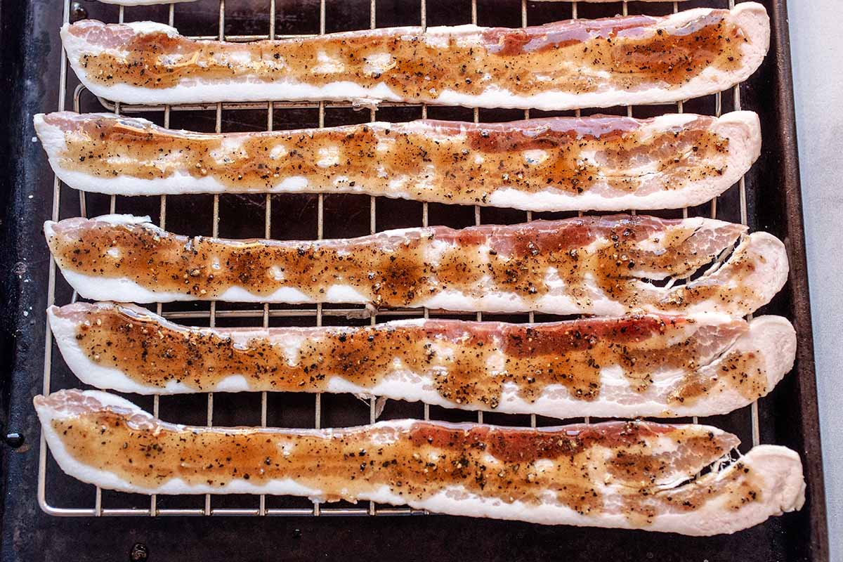Pancetta confit in pancetta al forno con zucchero di canna e sciroppo d'acero