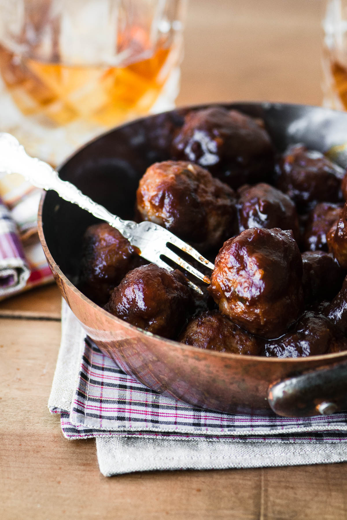 Polpette di brandy al burro di mele in una padella con una forchetta da cocktail