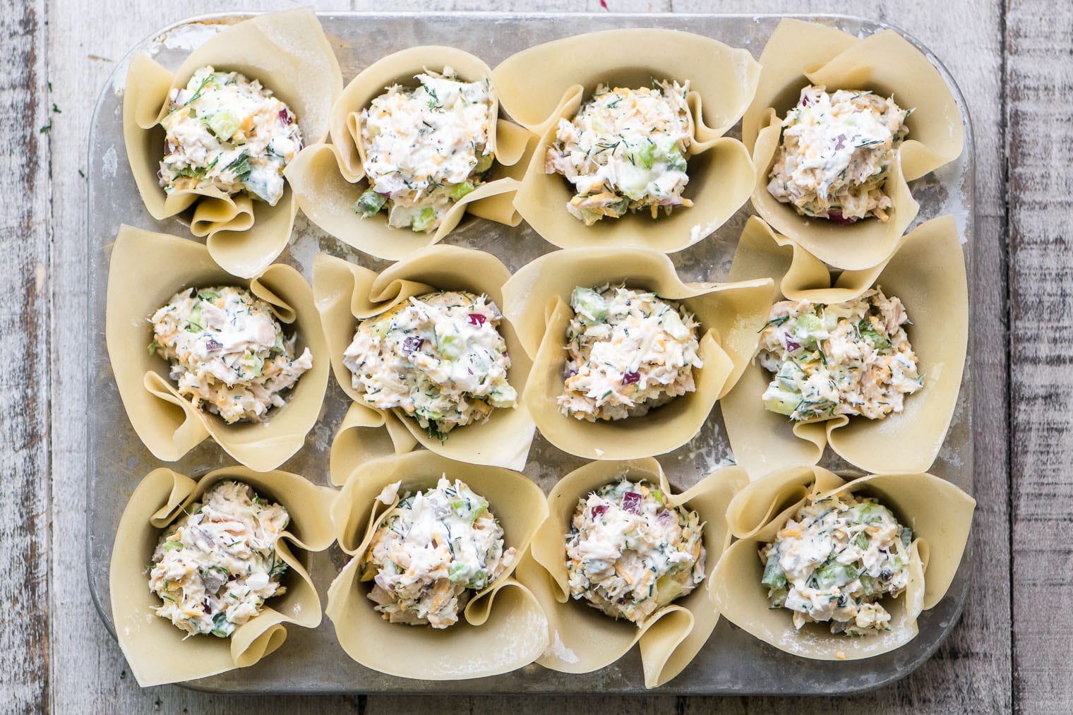 Tazze Wonton di tonno piccanti pronte da cuocere ~ Immagine