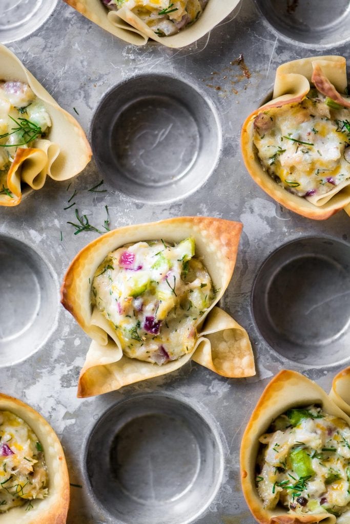tazas de wonton de atún picante en un mini molde para muffins