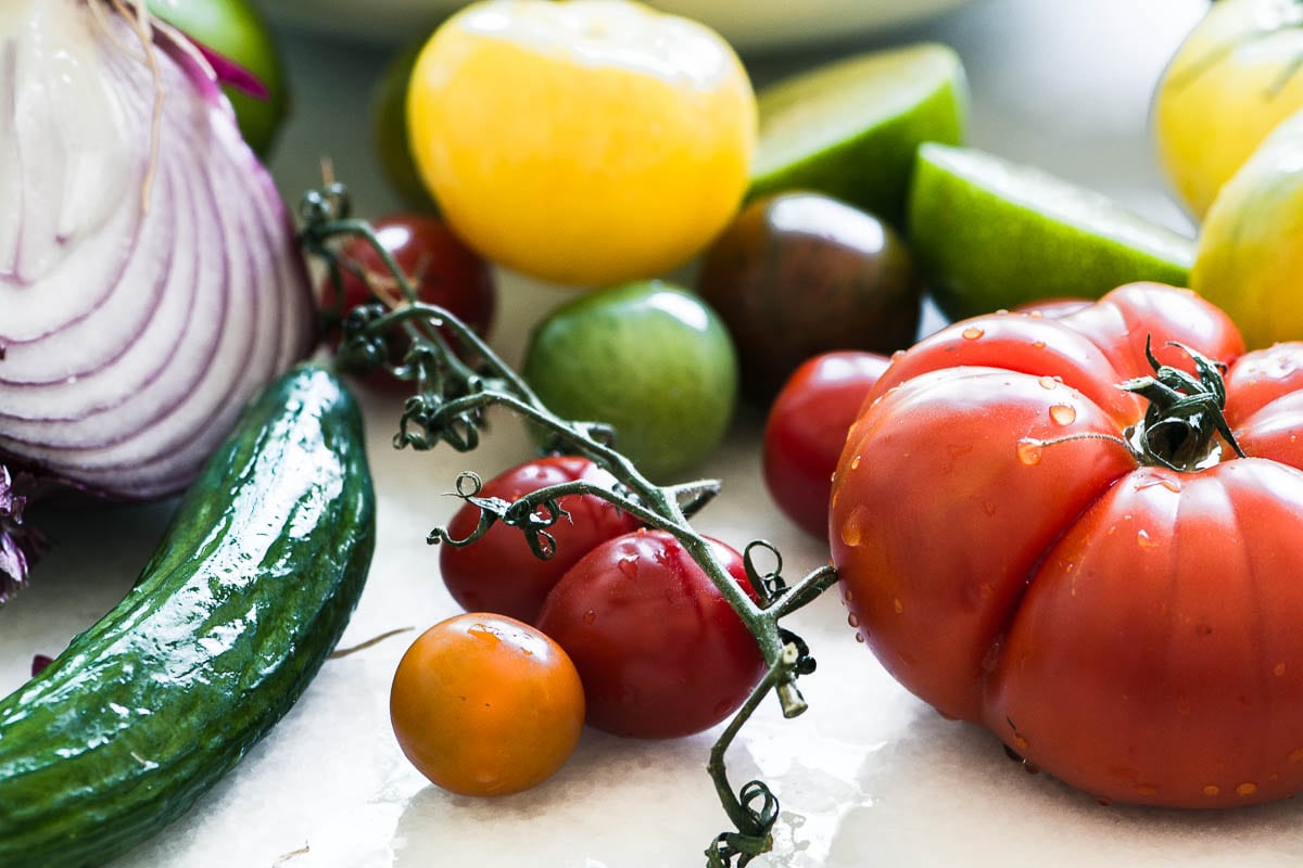 Tritare pomodori, cipolle e cetrioli per insalata Shirazi