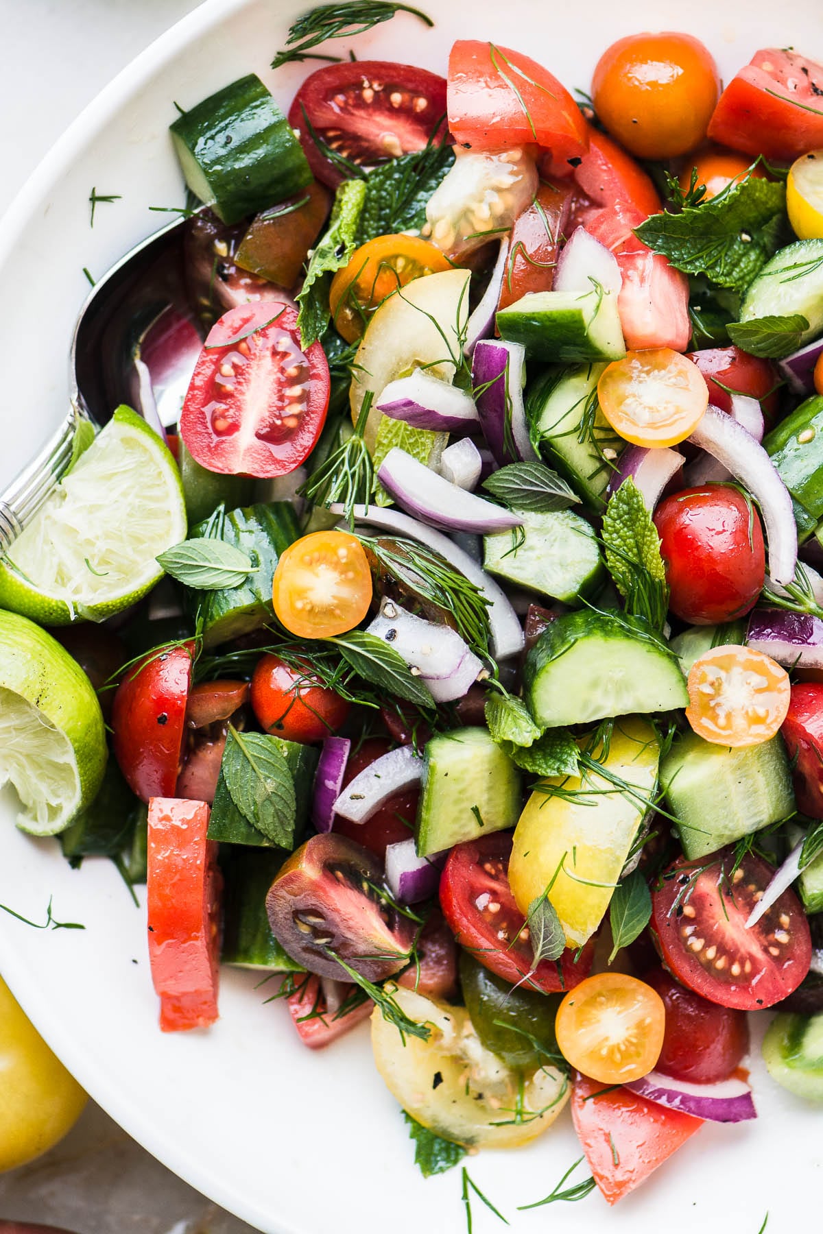 Ensalada Shirazi colorida hecha con tomates, pepinos, cebolla roja y hierbas