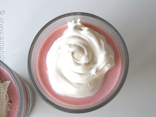 Bella! Parfait di gelatina di lamponi cremosi via AmandasCookin.com