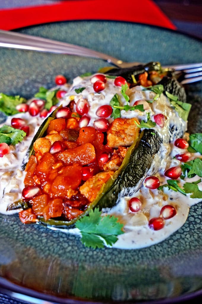 Chiles en Nogada, peperoni poblano arrostiti ripieni di pollo, frutta e verdura con un vino bianco, cipolla, crema di riduzione con arachidi. keviniscooking.com 