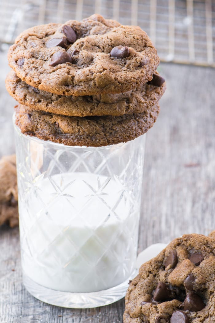 Biscotti con gocce di cioccolato e noci senza farina
