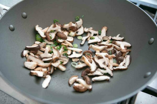 cuocere i funghi in una padella per avvolgere la lattuga