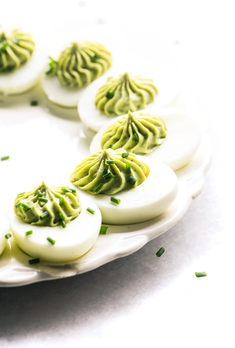 Uova ripiene di guacamole con erba cipollina