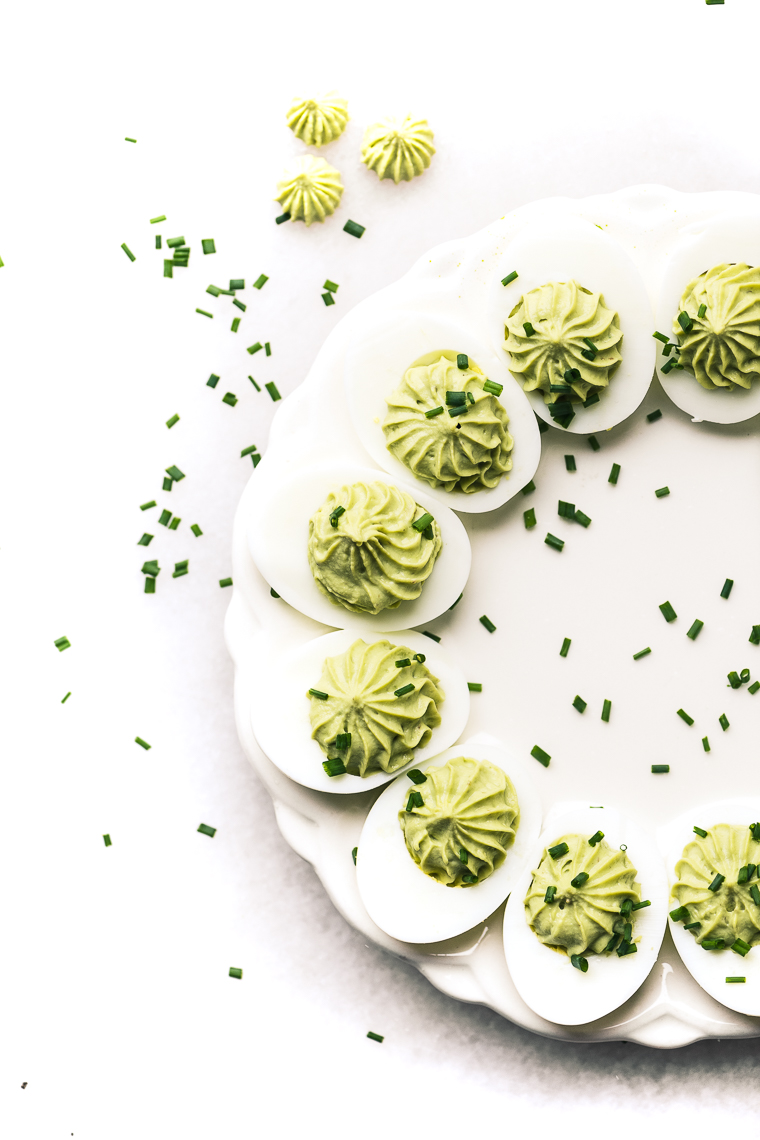 Una fonte di uova ripiene di guacamole