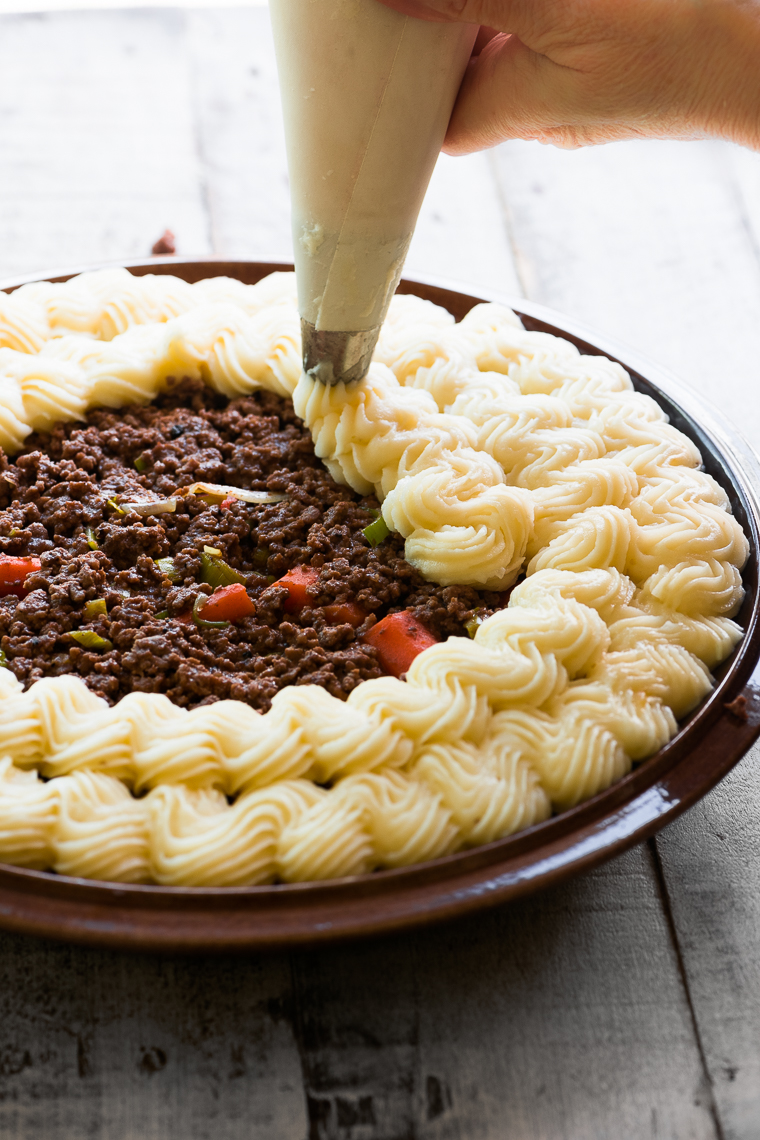 Tubatura di purè di patate in una crostata