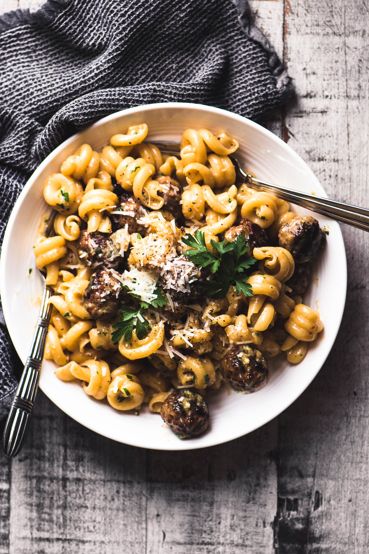 Foto aerea di un piatto di Easy Salsiccia Carbonara di Jamie Oliver con forchetta e tovagliolo