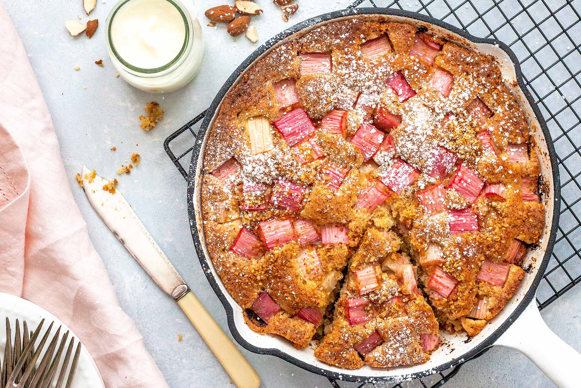 Ricette del dolce della farina di mandorle - dolce di mandorle in una pentola con la fine della crema su