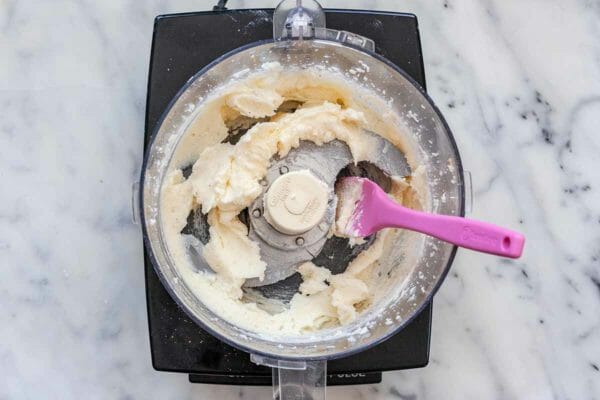 Torta di rabarbaro - Torta di rabarbaro in robot da cucina con spatola rosa