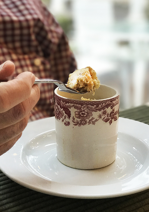 Budino di pane di due minuti in una tazza con salsa alla vaniglia e burro tostato | 31Daily.com