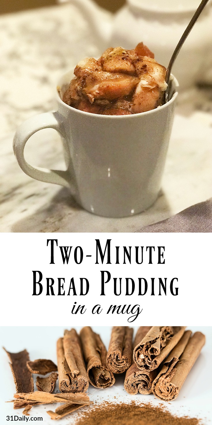 Budino di pane di due minuti in una tazza con salsa alla vaniglia e burro tostato | 31Daily.com