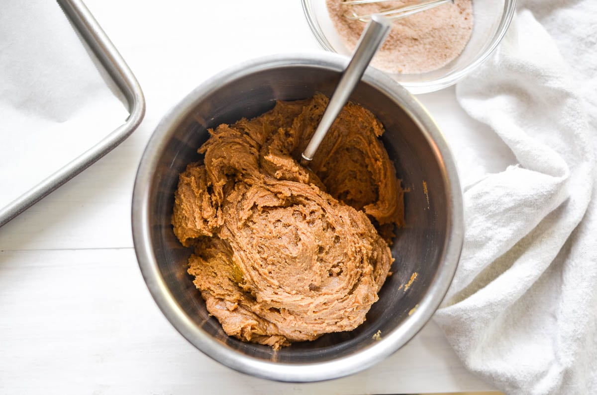 Preparare l'impasto per fare Snickerdoodles al pan di zenzero