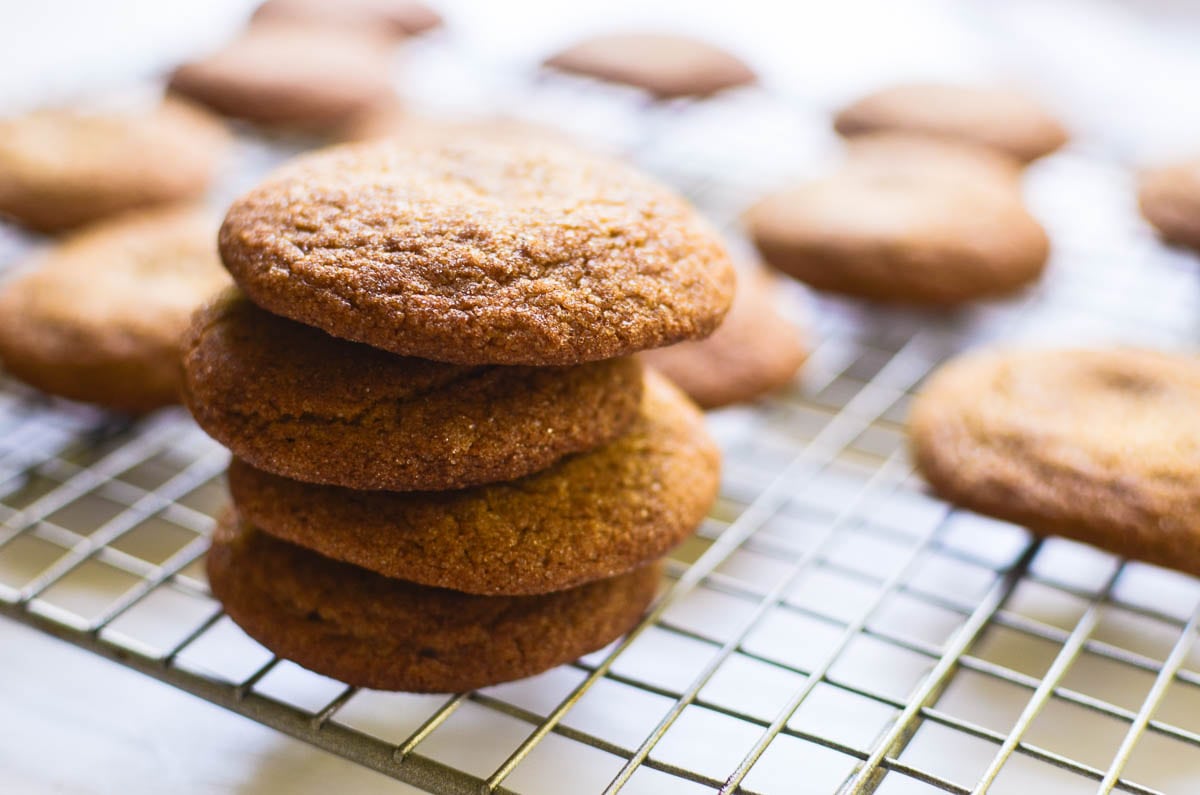 Snickerdoodles di pan di zenzero impilati su una griglia di raffreddamento