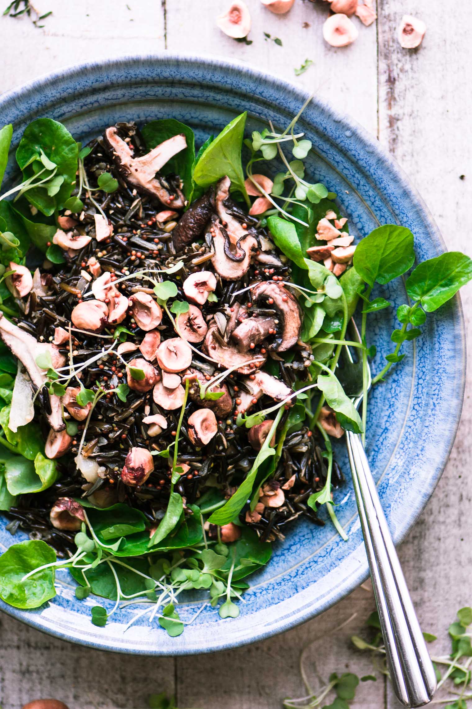 Insalata di zizzania con crescione in una ciotola blu