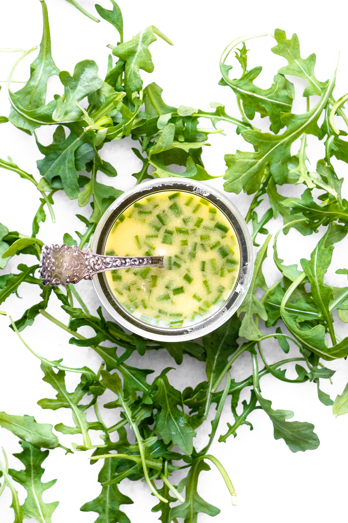 Insalata di asparagi di mais e blister con salmone guarnito con una salsa di erba cipollina cremosa al limone ~ un'insalata di antipasti sana e vibrante che soddisfa ~ una vittoria vincente! # easy #saludable #glutenfree #recipe #salmon #fish #maincourse #salad #arugula #cornsalad #asparagussalad #roastedvegetables #meatless condimento per erba cipollina e limone per insalata di asparagi e mais con salmone