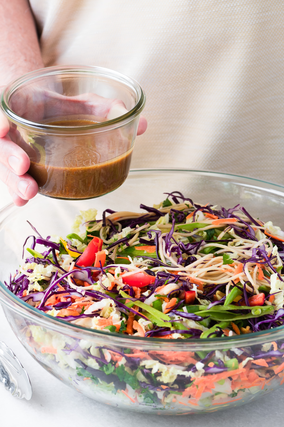 Prepararsi a vestire un'insalata asiatica colorata