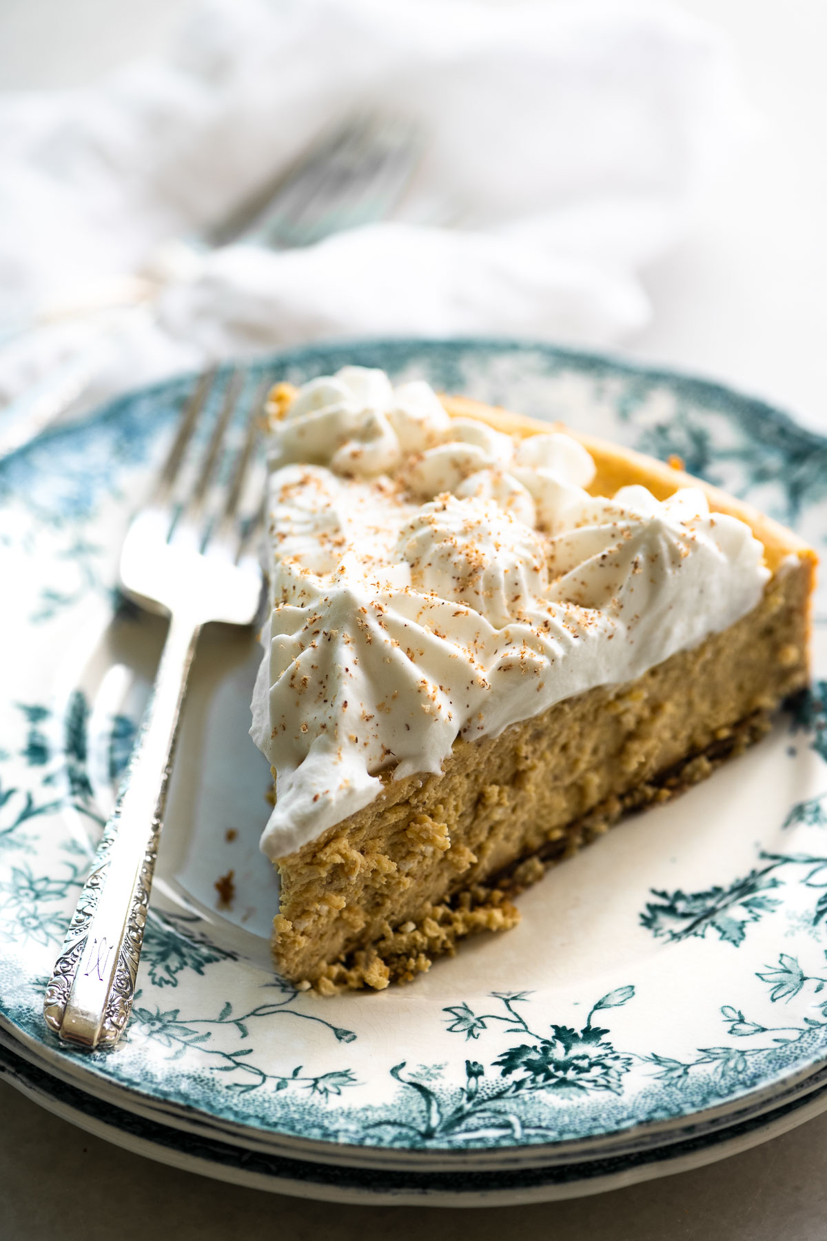 una fetta di torta di zucca su un piatto con una forchetta