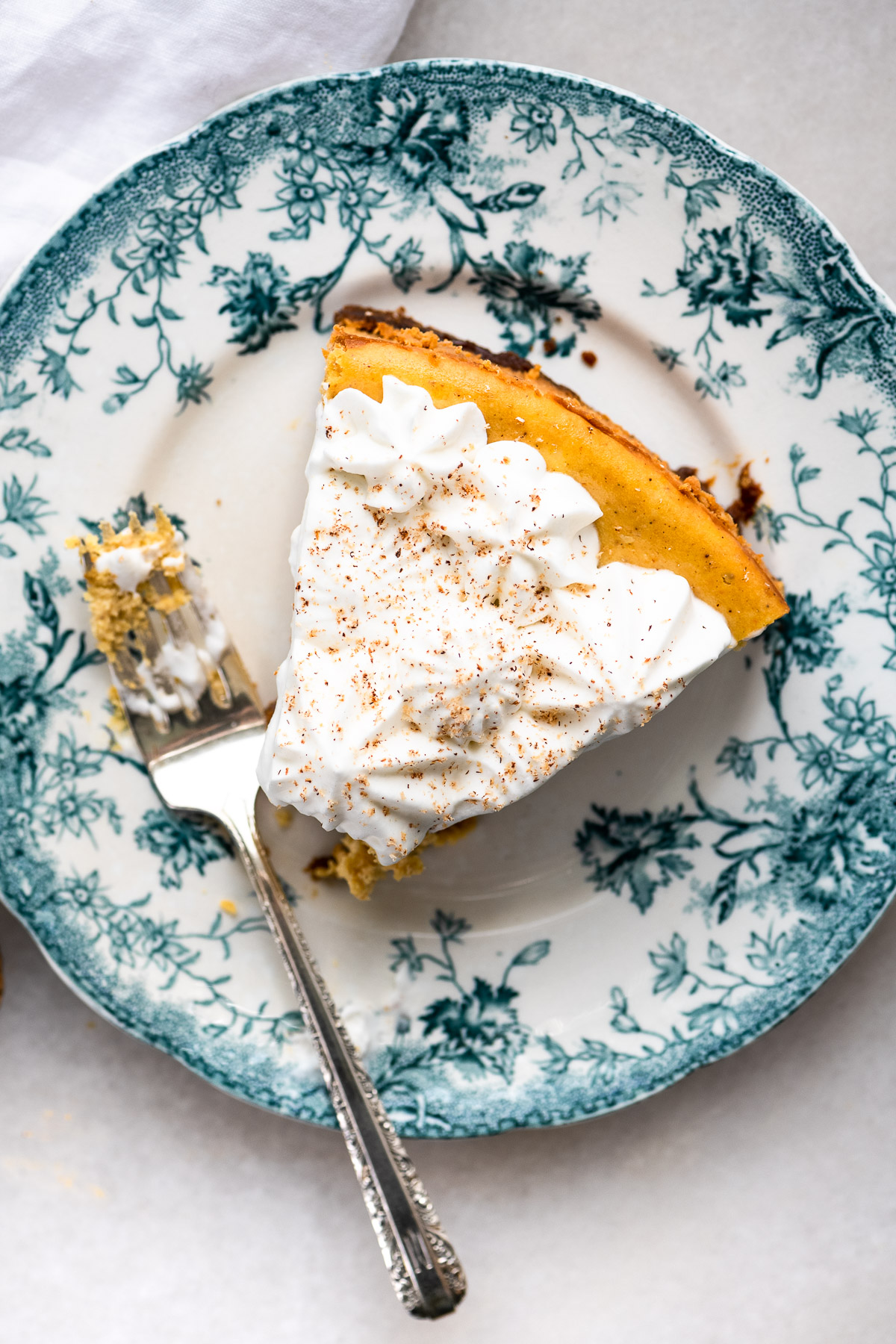 prendendo un morso di una cheesecake di spezie di zucca