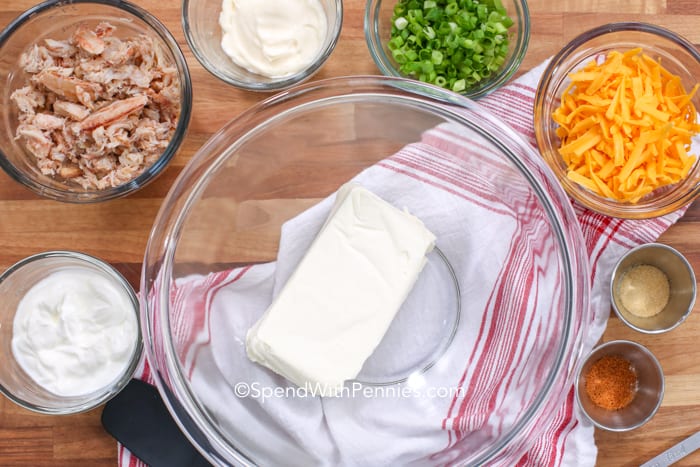 Granchio caldo che immerge gli ingredienti su un tagliere 