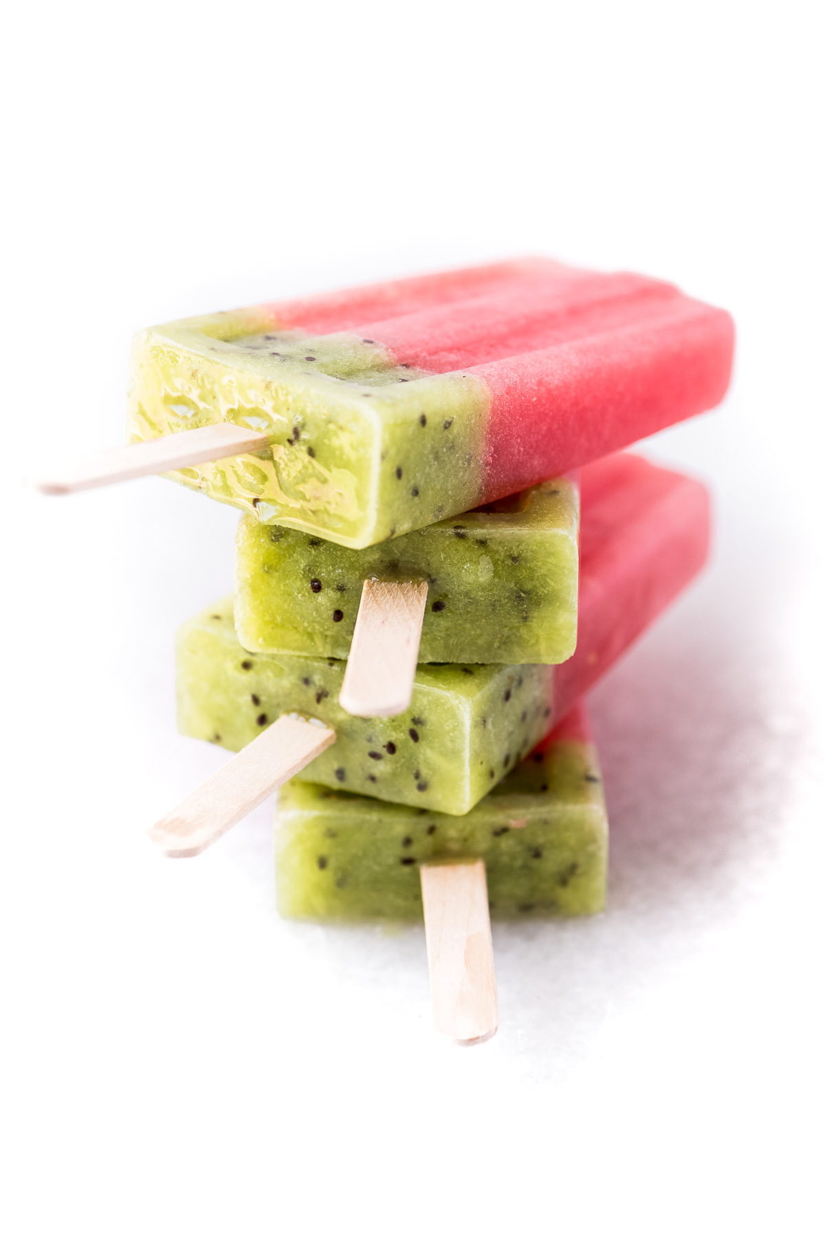 una pila di ghiaccioli di kiwi e anguria