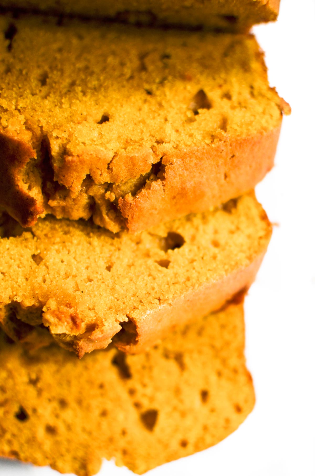 una ciotola di pane di zucca, affettata