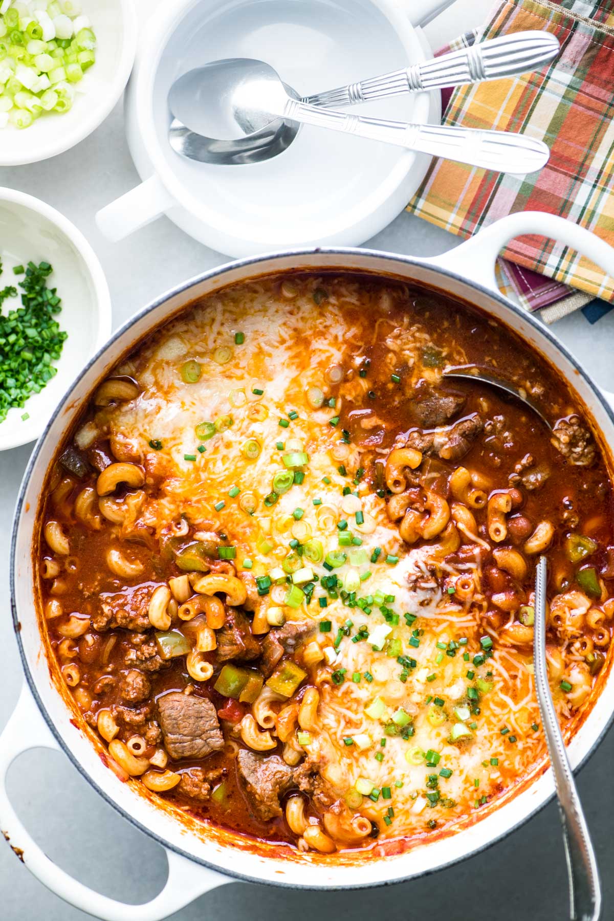 chili mac e formaggio in una pentola capiente