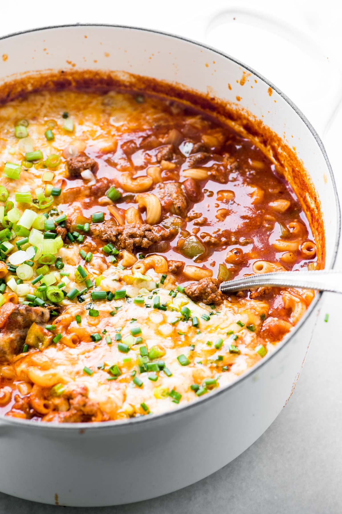 una grande pentola piena di chili mac e formaggio