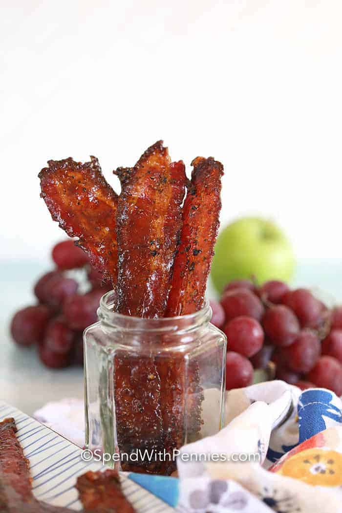 Chiuda in su di pancetta candita in un barattolo di vetro. 