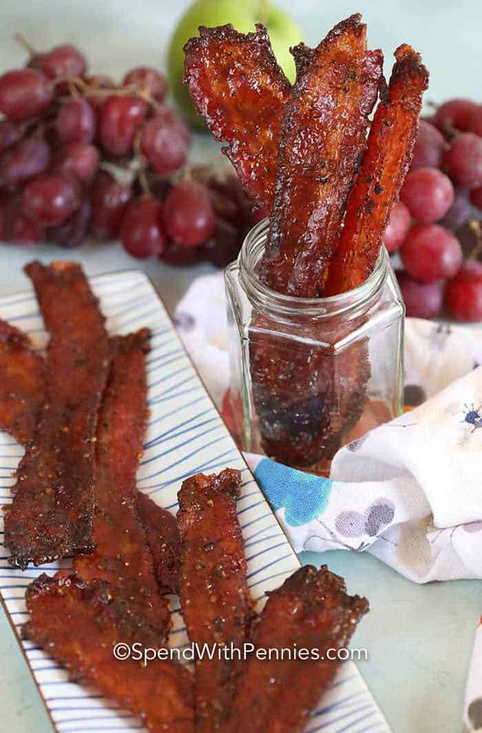 Pancetta confit in un barattolo e anche spalmata su un piatto. 