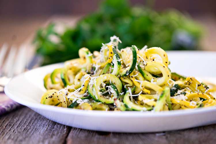 Zoodles Romano in grani di pepe. Www.keviniscooking.com