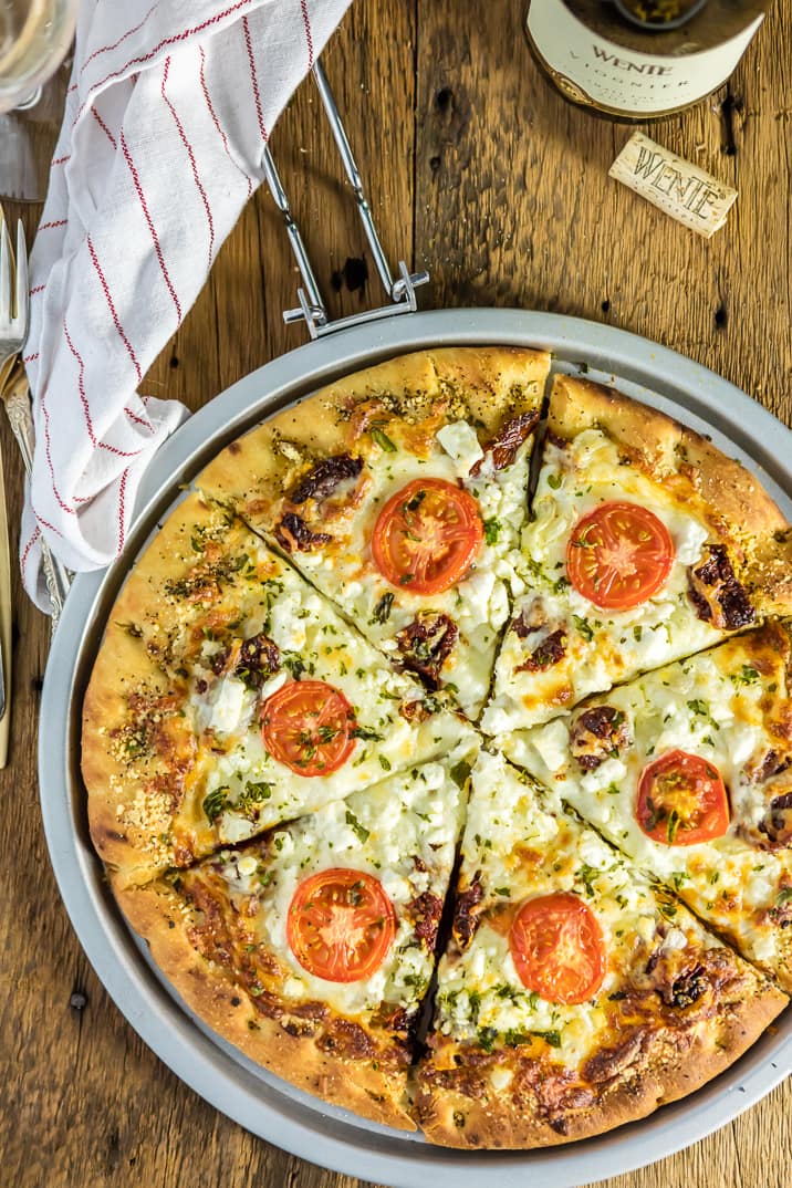 Chiuda in su di pizza bianca gastronomica facile