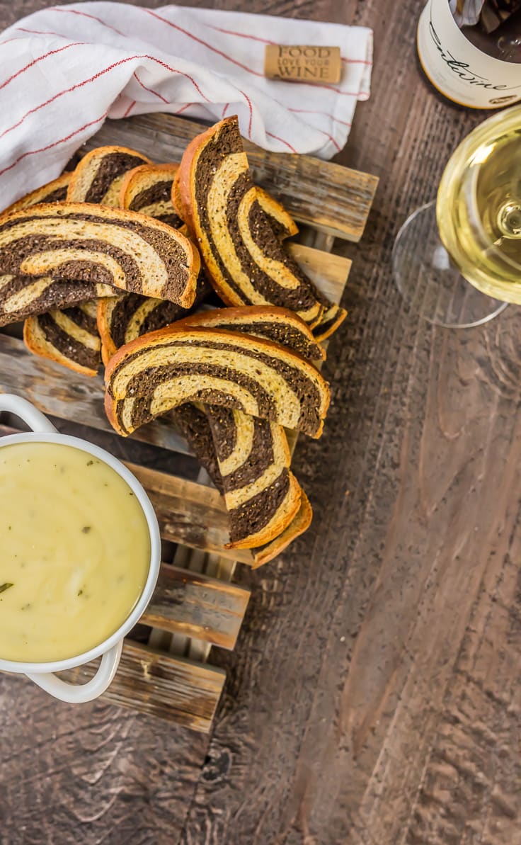 FONDUE DI VINO BIANCO SUPER FACILE! Prodotto con vino svizzero, gouda e, naturalmente, bianco. Ricetta facile, di formaggio, dolce e deliziosa! Fatto in pochi minuti! Servito con crostini di segale marinati!