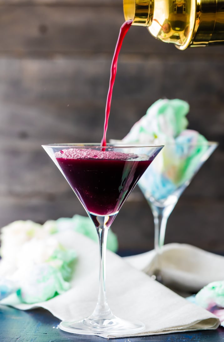 Magic Cotton Candy Martini (Plus versione per bambini). C'è così DIVERTENTE per Halloween o in qualsiasi momento! Lo zucchero filato si dissolve nel succo!