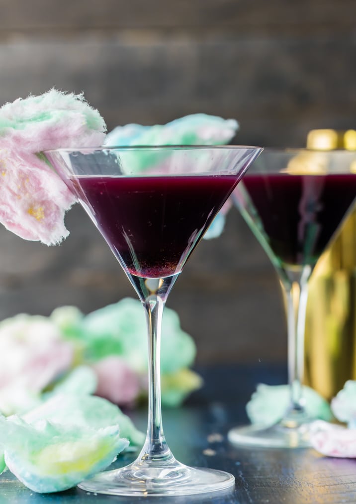Magic Cotton Candy Martini (Plus versione per bambini). C'è così DIVERTENTE per Halloween o in qualsiasi momento! Lo zucchero filato si dissolve nel succo!