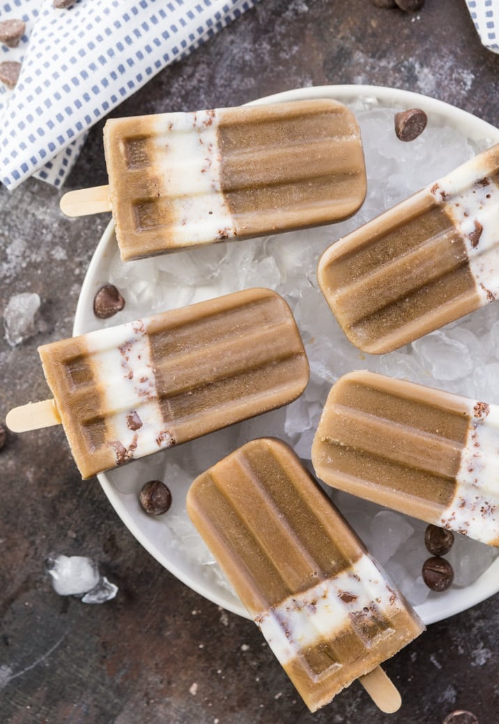 Ghiaccioli alla crema di moka, il mio modo preferito per rinfrescarmi nella calura estiva! Caffeina, cioccolato e gelato combinati ... cosa c'è di meglio?