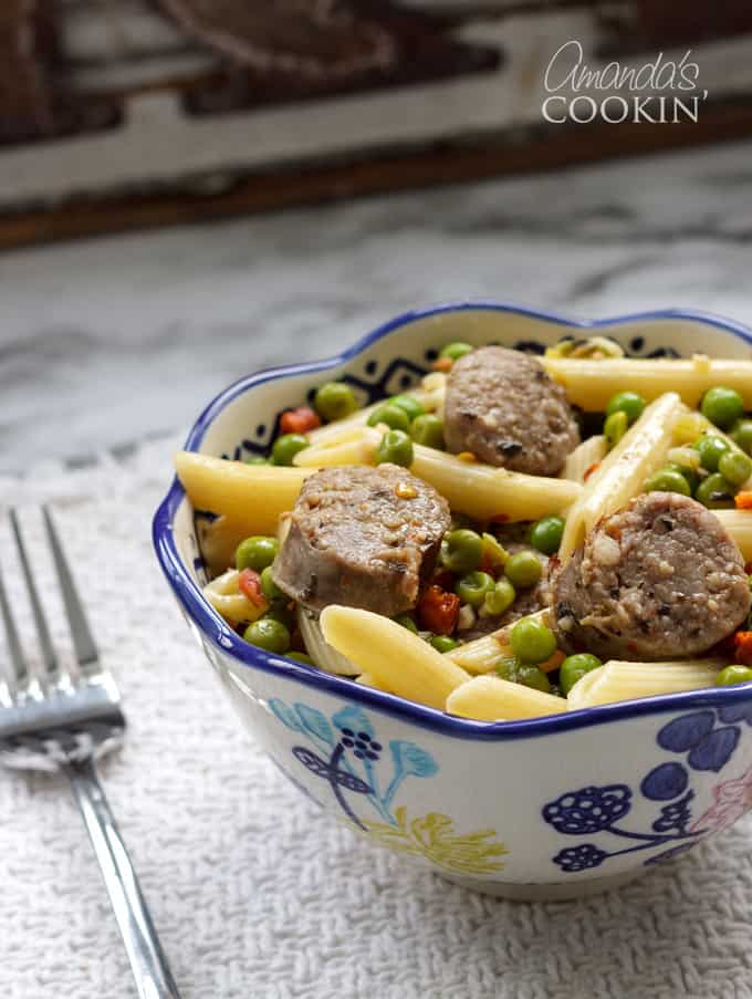 salchichas penne y guisantes