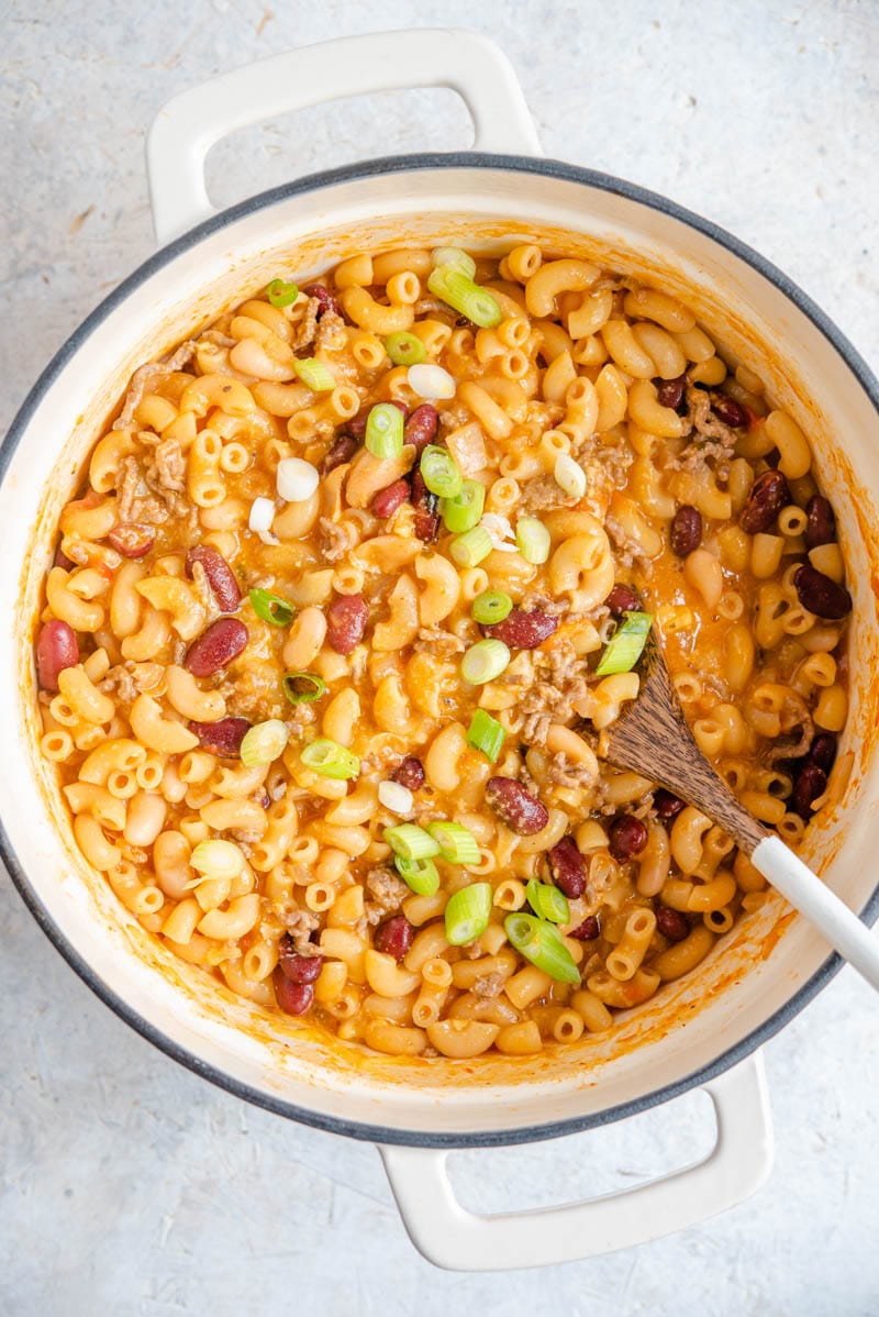 Il risultato finale di chili mac e formaggio cotto in una pentola capiente
