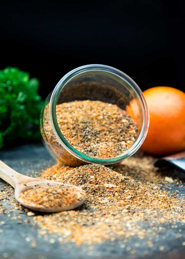 Questa ricetta di condimento Copycat Montreal è fatta con la maggior parte degli articoli già nel tuo armadietto delle spezie. Senza il sale caricato, questo è perfetto per le carni alla griglia. Keviniscooking.com