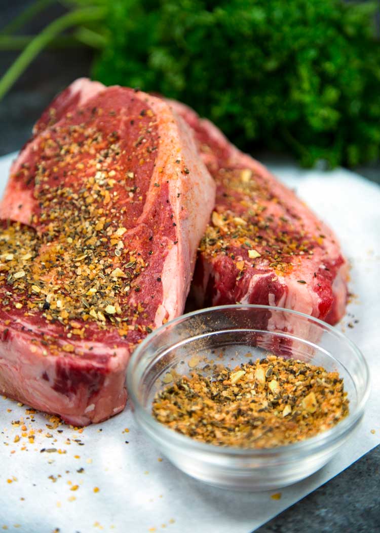 Questa ricetta di condimento Copycat Montreal è fatta con la maggior parte degli articoli già nel tuo armadietto delle spezie. Senza il sale caricato, questo è perfetto per le carni alla griglia. Keviniscooking.com