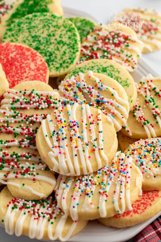 Cerca de un plato lleno de galletas de azúcar decoradas