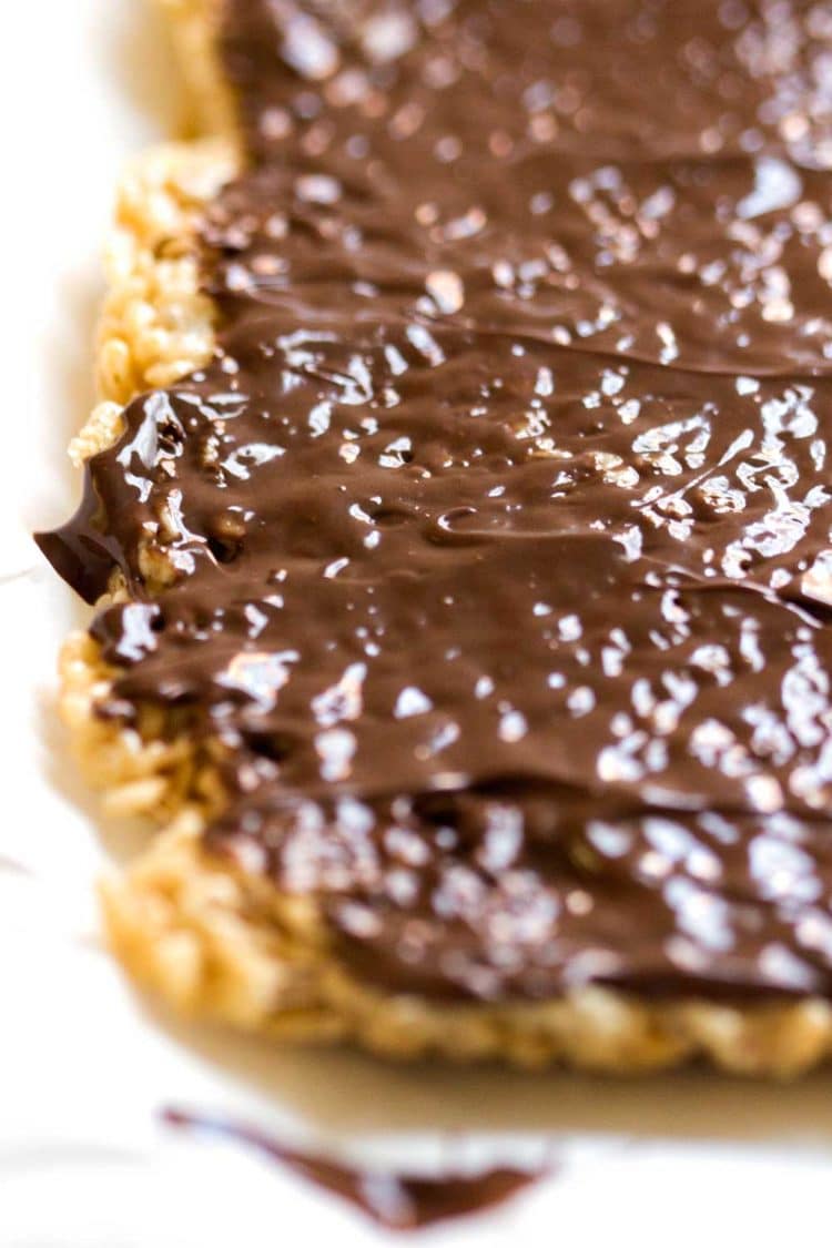  Questi quadrati di riso alla cannella al cioccolato Krispie sono ridicolmente deliziosi e avvincenti. 2 strati di Rice Krispie sono trattati con cioccolato fuso dentro e sopra! www.keviniscooking.com 