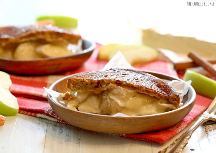 Torta di mele alla griglia con formaggio! Realizzato con ripieno di brie, mascarpone e torta di mele. SORPRENDENTE! Il | Cookie novizio